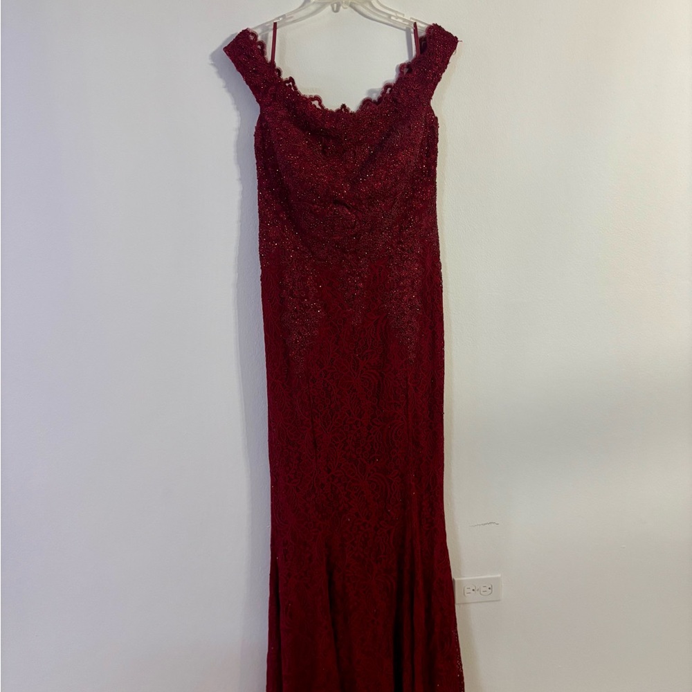 Chic Strapless Burgundy Lace Dress